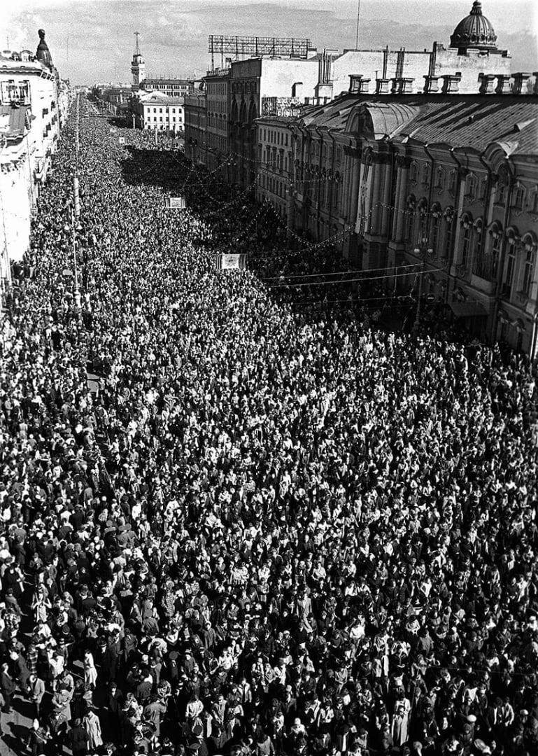 А это Ленинград. Невский проспект.

9 мая 1975 года. 30 лет Победы в Великой Отечественной Войне.

Идут ветераны.