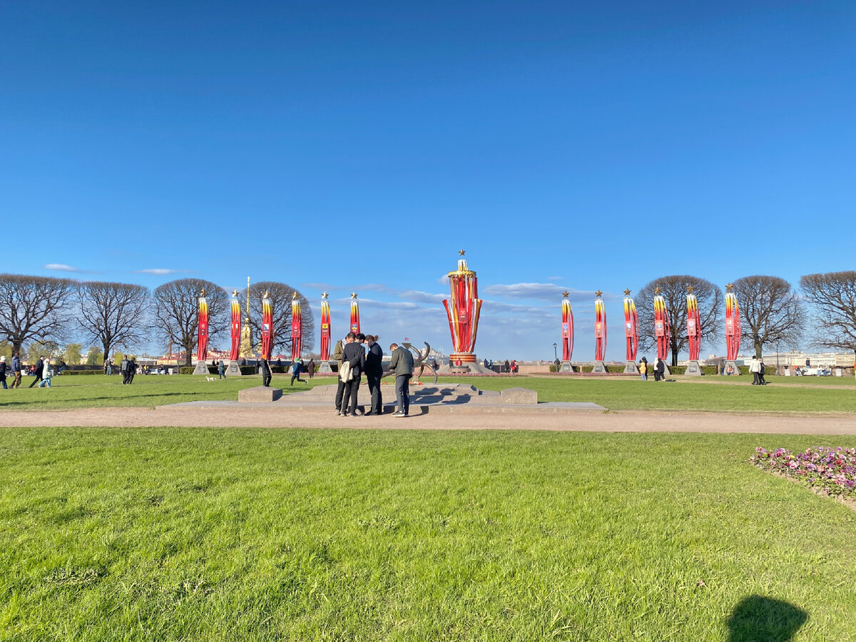 Любимый город, украшенный ко Дню Победы. Гуляйте, дорогие друзья, гуляйте и набирайтесь сил! Уже лето, все вокруг радостное, яркое, теплое и счастливое!! 