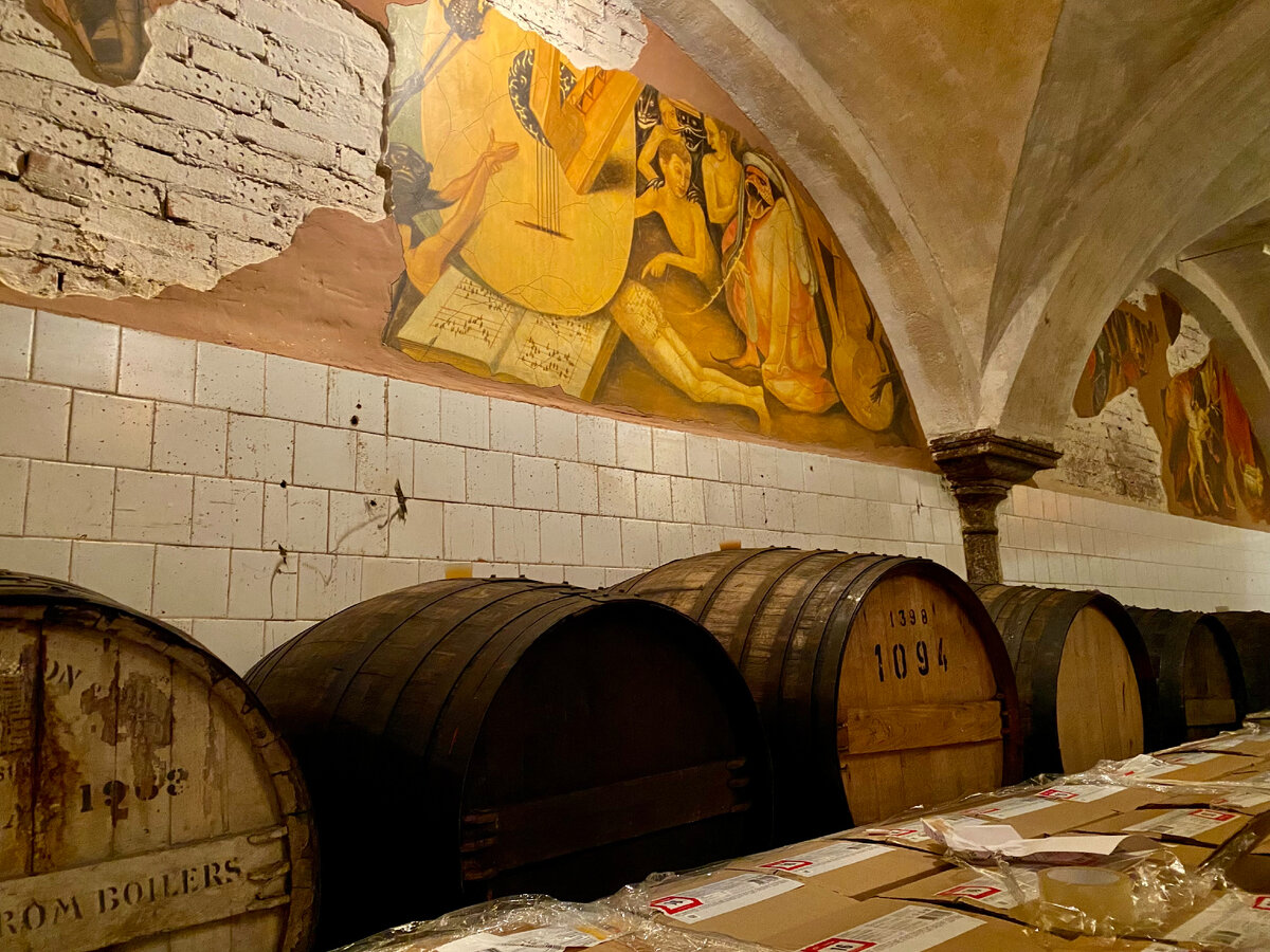 Прикольные бочки, в которых раньше настаивались крепкие спиртные напитки такие как виски.