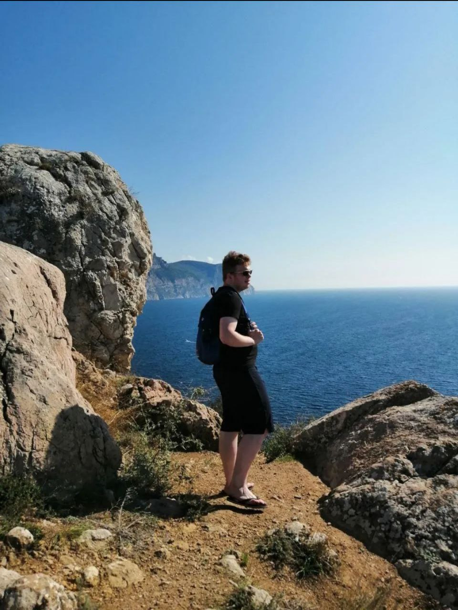 Так проводят сейчас отпуска младший сын. Ему пока 27)