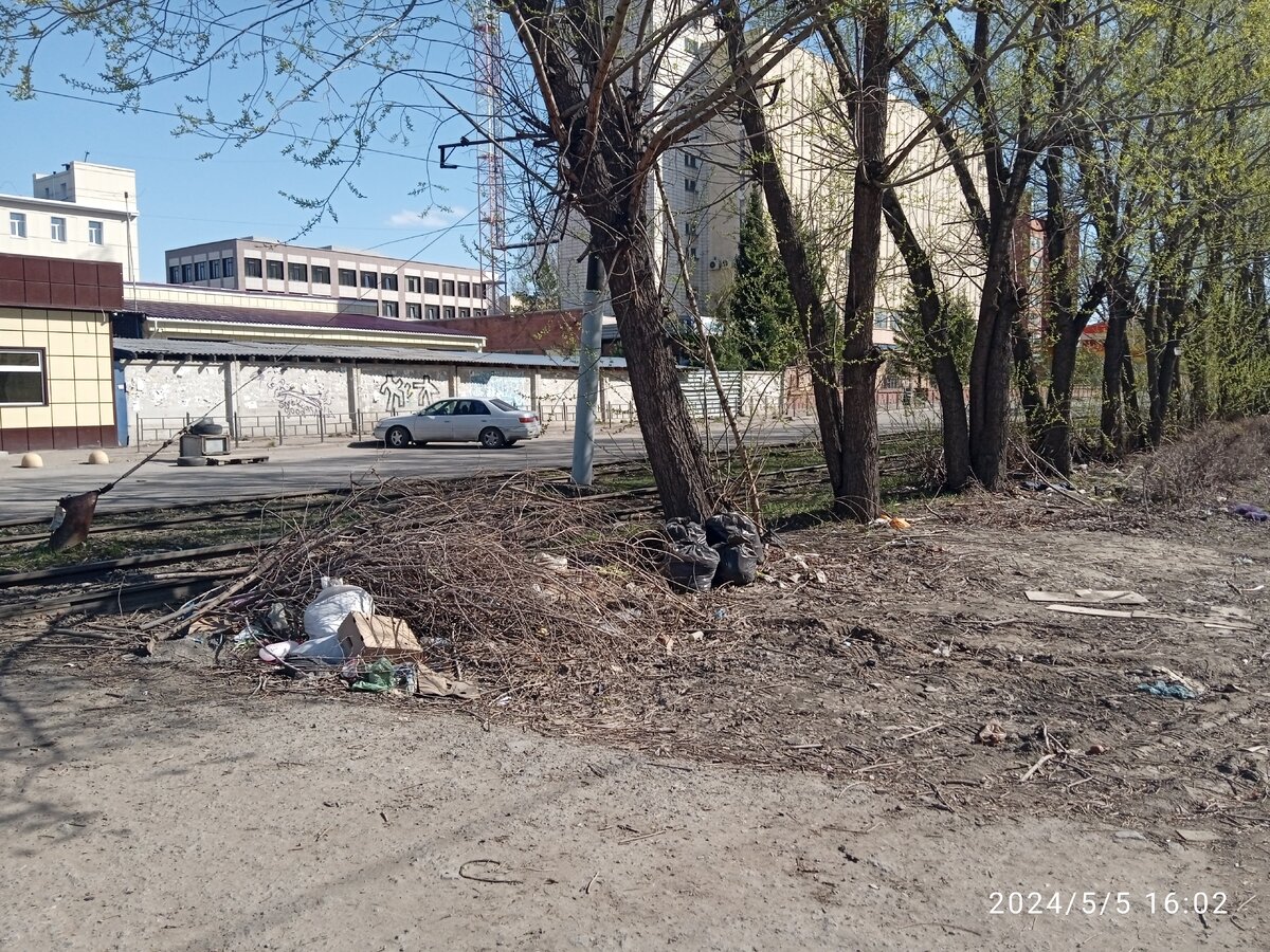 г.Омск ул.Котельникова  1а  -  улица памятник чиновничьей бесхозяйственности.