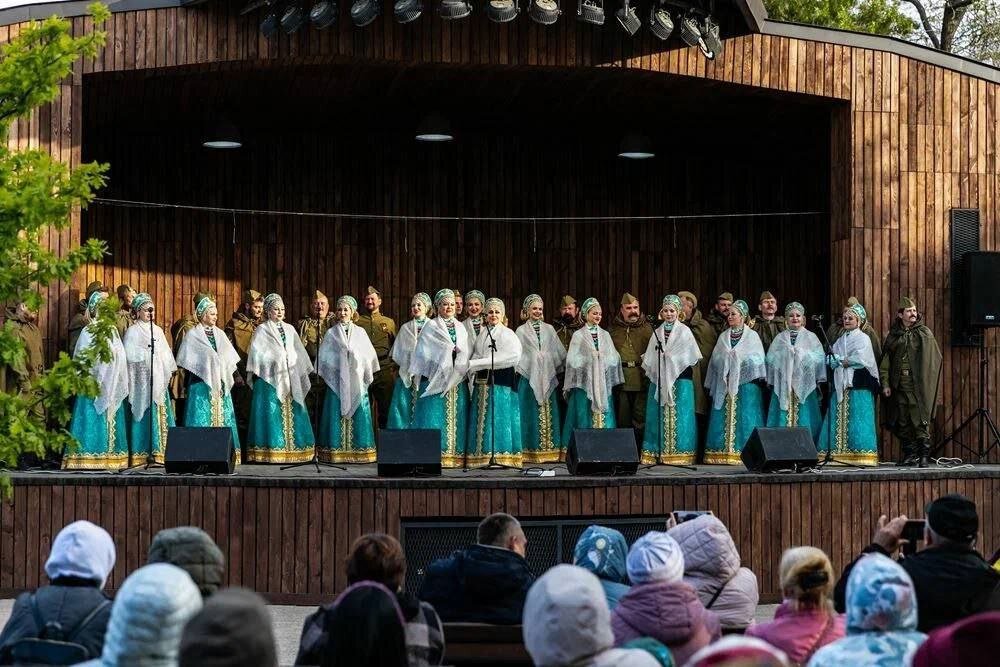  📷    Оренбургский русский народный хор 9 мая дал концерт в парке «Салют, Победа!» Кристина Просвиркина