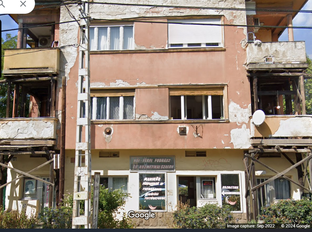 я живу в этом районе с 2020, этот дом уже стоял в таком состоянии и до сих так стоит