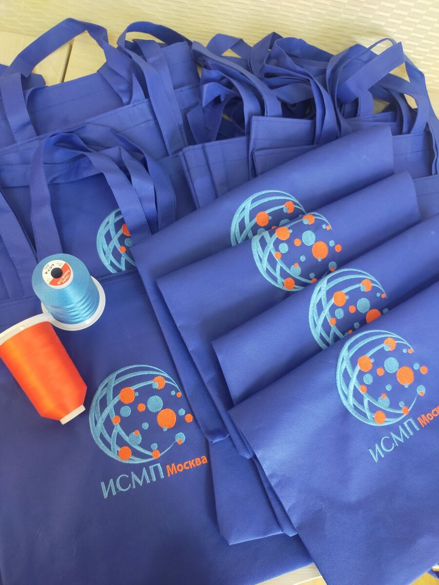 В работе большой тираж промо-сумок для XII Конгресса с международным участием «Контроль и профилактика инфекций, связанных с оказанием медицинской помощи (ИСМП-2024)». Стоимость вышивки от 300р.
Контакты для связи
 @elnaserg @inglik

#машиннаявышивка #вышивкамытищи #вышивкамосква #вышивка #машиннаявышивкамосква #индивидуальнаявышивка #травы #флораифауна