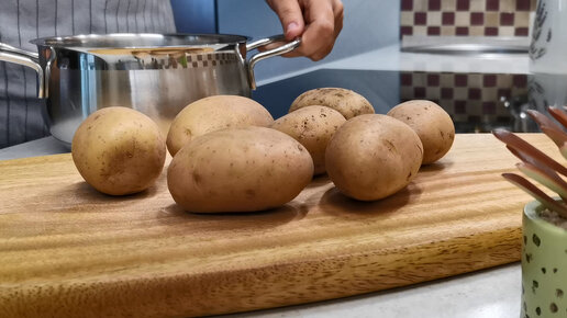 Никогда вкуснее не ела, потрясающая картошка. А просто как, век живи - век учись. Картошка по-новому