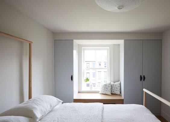 Шкаф с подоконником-скамьей, но без антресоли: высота окна относительно потолка не позволяет сделать полноценную антресоль в этом проекте.  