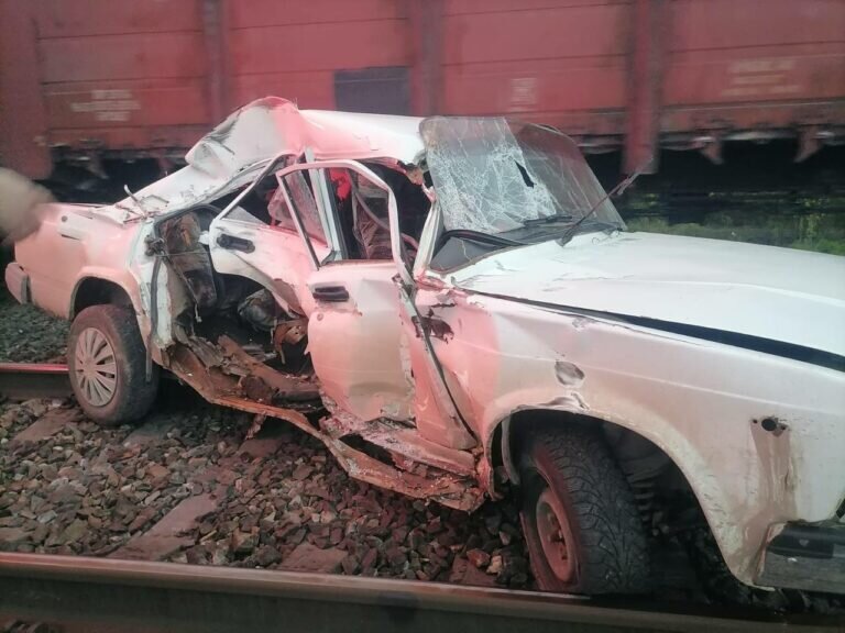    В Абдулино поезд протаранил легковушку. Автомобиль числился в угоне Кристина Просвиркина