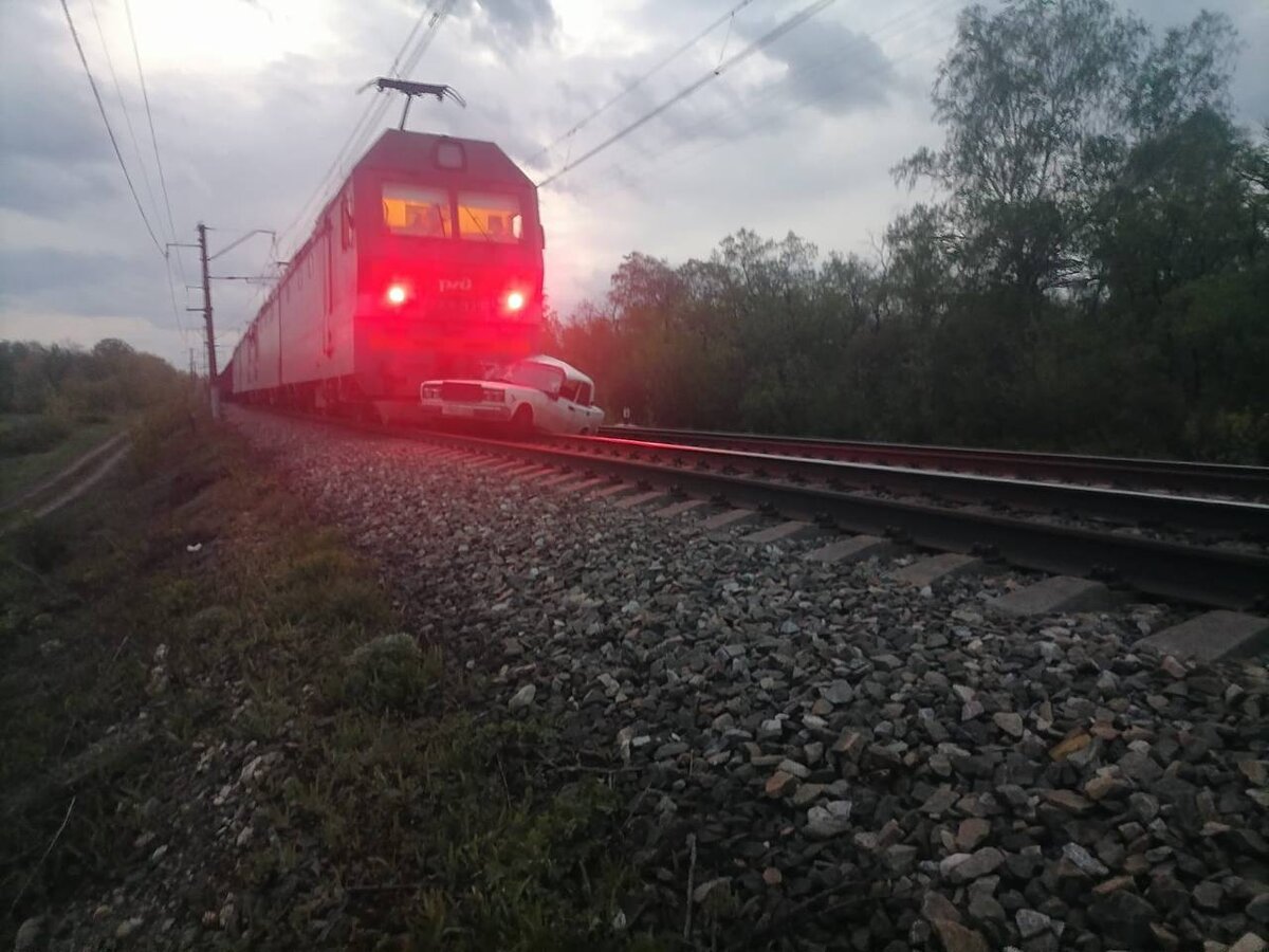  📷    В Абдулино поезд протаранил легковушку. Автомобиль числился в угоне Кристина Просвиркина