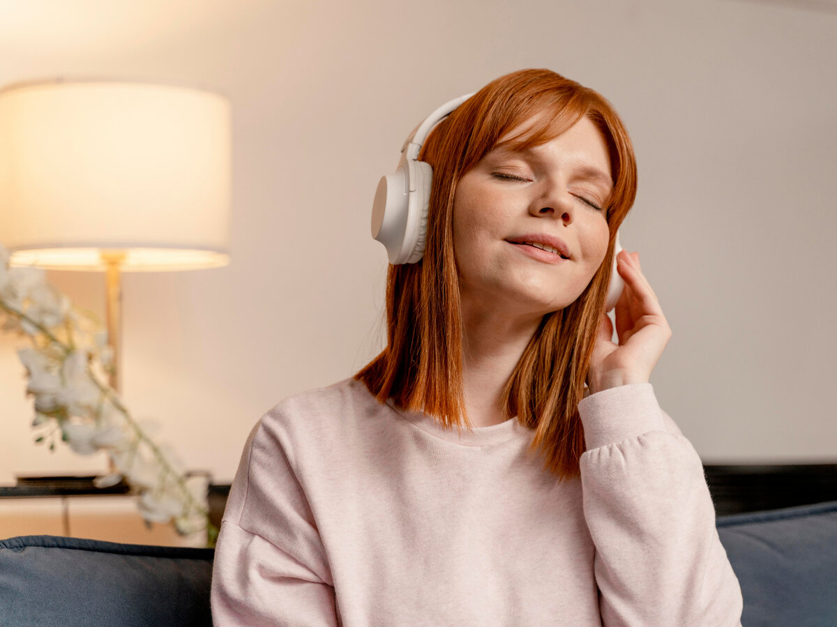 <a href="https://ru.freepik.com/free-photo/portrait-woman-at-home-listening-music_13453372.htm#fromView=search&page=1&position=21&uuid=54206901-d6a2-4ce6-abda-90cfe8b3098f">Изображение от freepik</a>