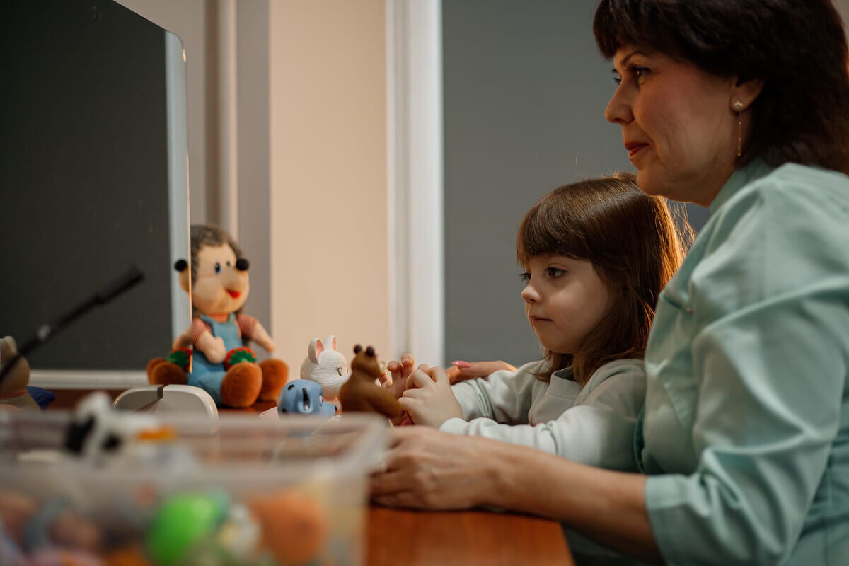 Регулярные занятия с логопедом при алалии очень важны