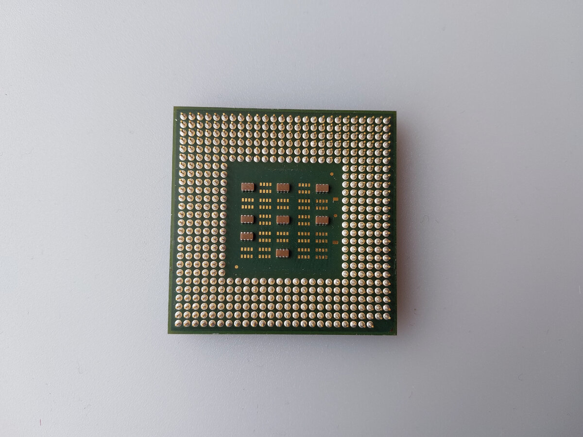 Intel Pentium 4 1.4ГГц. Обратная сторона. Кстати 478 это последний сокет у Intel с использованием "ножек".