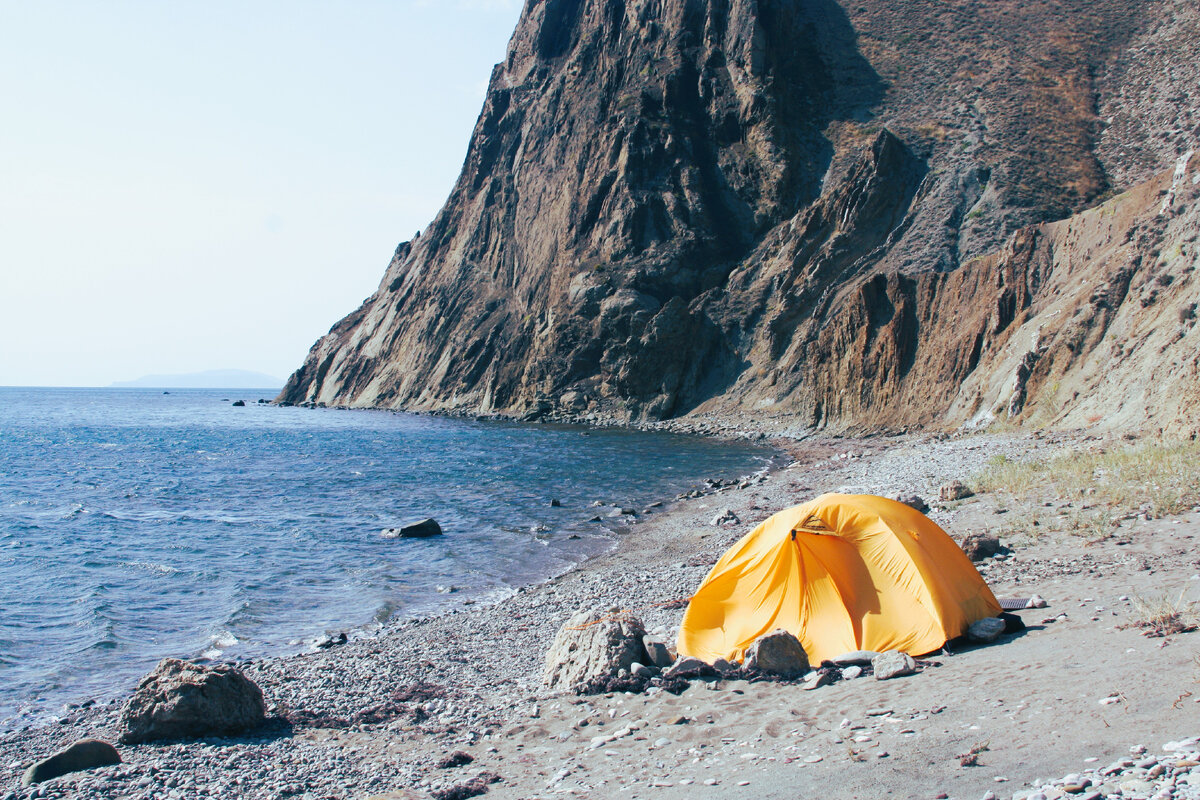 сильный ветер перед Пятым мысом, сверху видно, что в районе скал поверхность воды гладкая. Палатку крутило во все стороны, приходилось усиленно крепить камнями. 