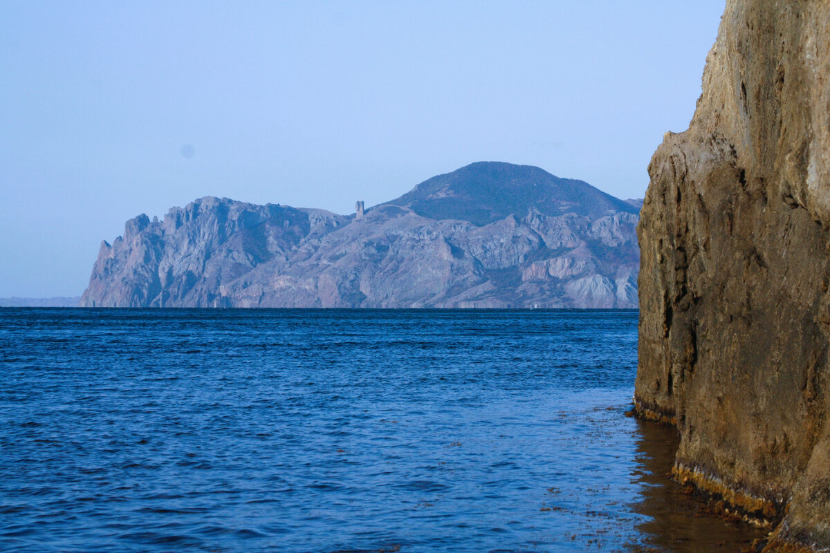 далёкий Карадаг, виден прямой Чёртов палец.