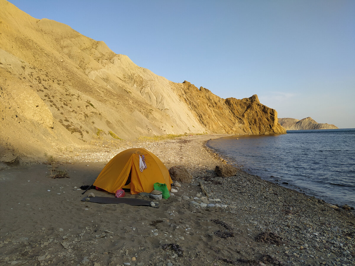 Вечерний вайб в Четвертой бухте , в закатных лучах мыс Доброй Надежды на фоне которого выступал чувак с флейтой. 