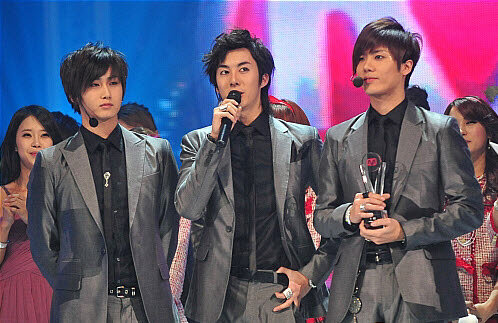 Группа SS501 получает очередную награду за первое место в чатрах.