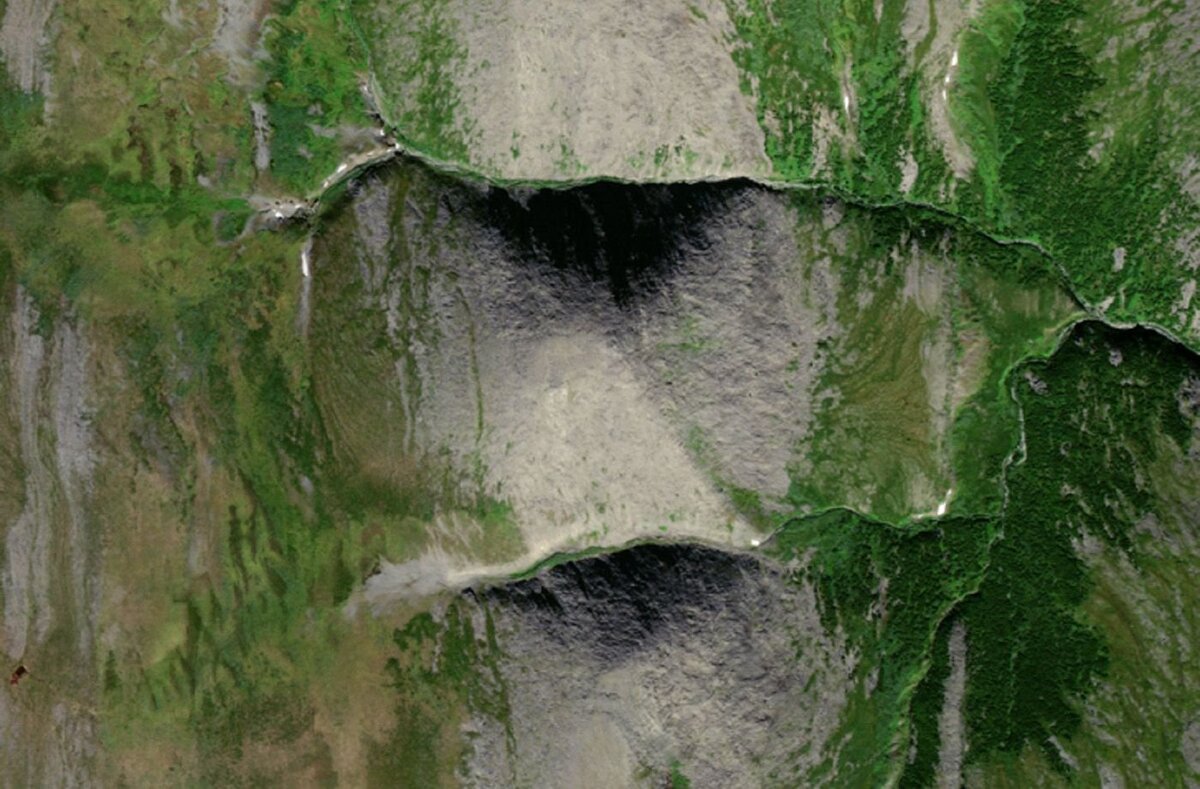 Гора с пирамидальной формой, вид со спутниковых карт 