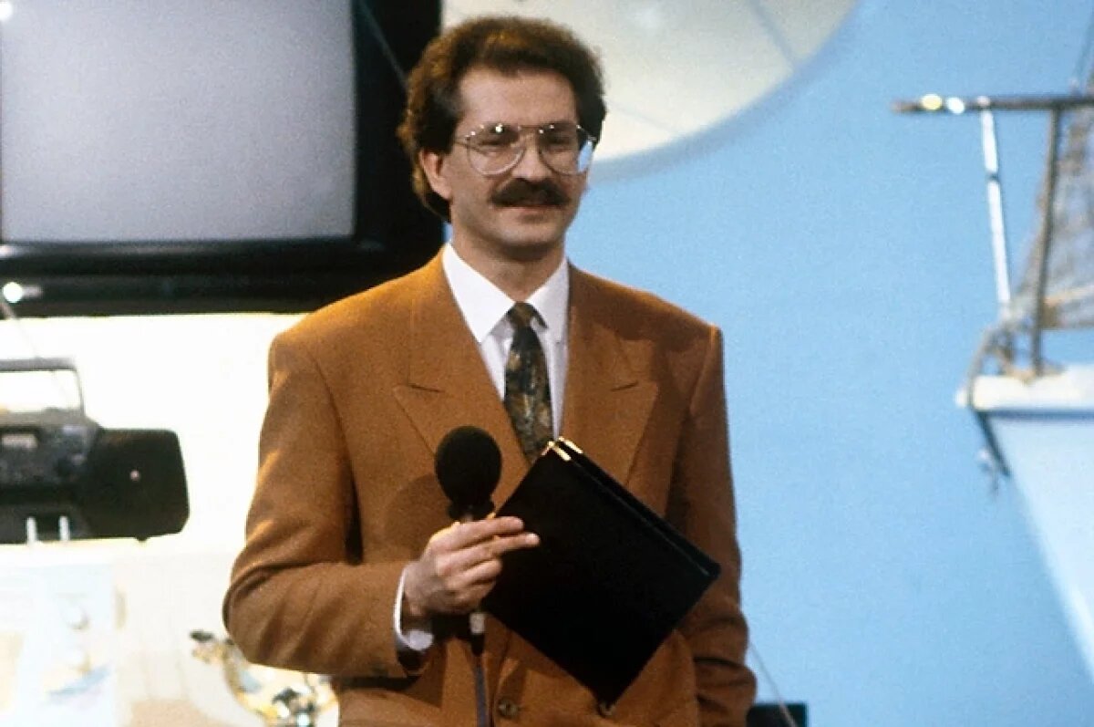    Владислав Листьев — ведущий капитал-шоу «Поле чудес» на Центральном телевидении. 1991 г.