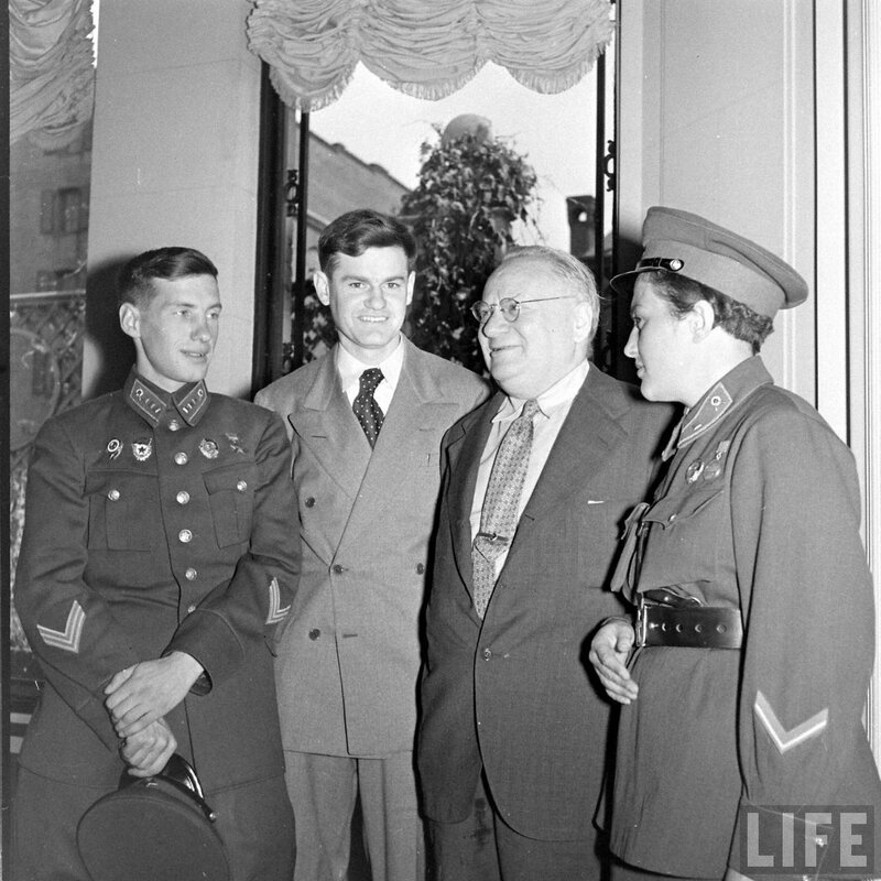 Советская делегация молодёжи в США в 1942-м году: Снайпер Пчелинцев, партизан и полит работник Красавченко, какой-то мужик и снайпер Павличенко