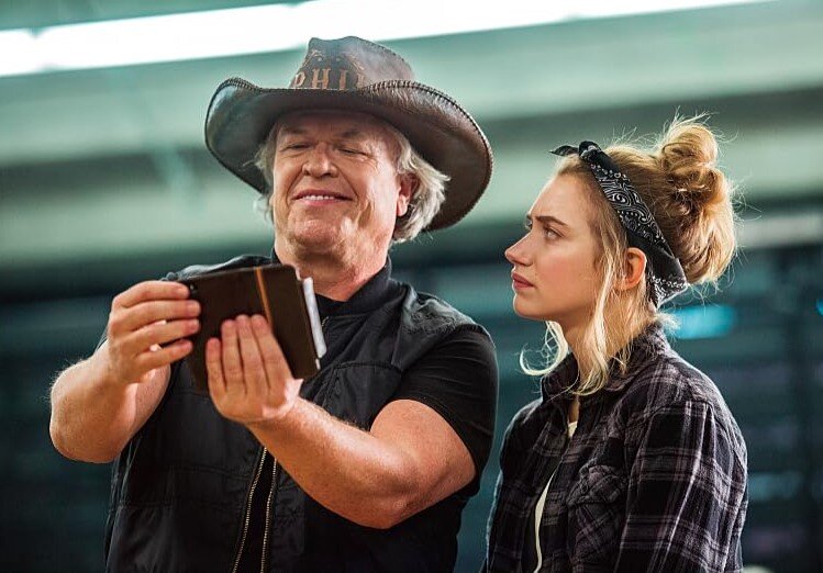 Рон Уайт и Имлджин Путс в кадре из сериала Roadies (2016)