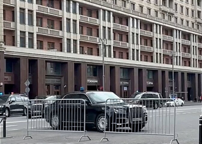 Кортеж Мишустина пребывает в Госдуму
