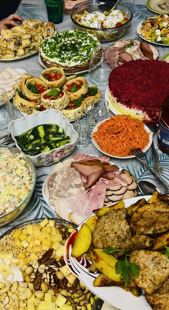 Праздничный стол на 11 человек