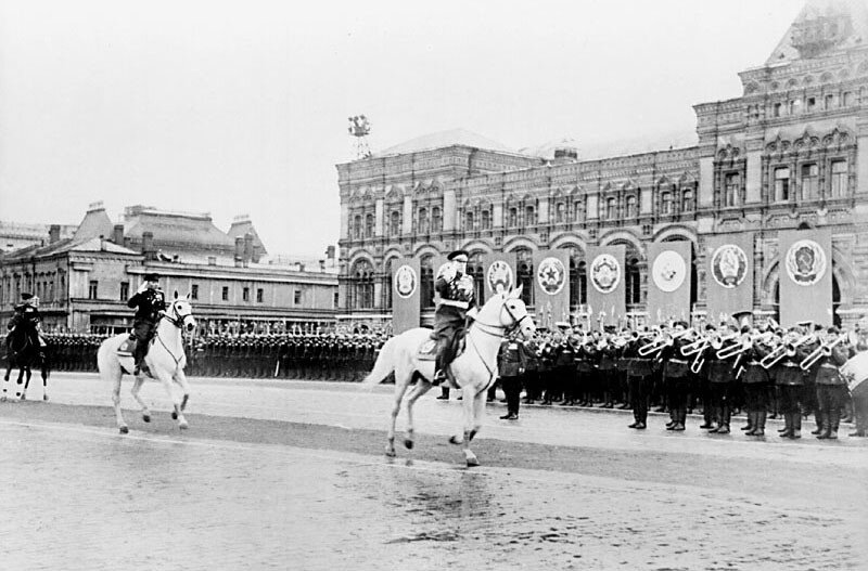 Жуков принимает парад Победы. Источник: wikimedia.org
