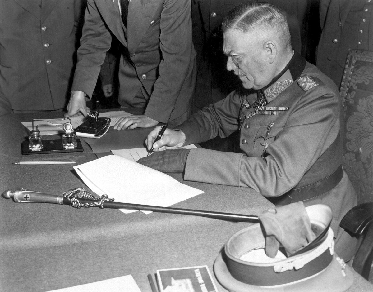 Кейтель подписывает Акт о безоговорочной капитуляции Германии. Источник: wikimedia.org