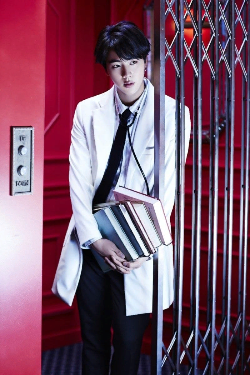 Лифт как точка притяжения .... надеюсь, в его апартаментах он есть ...