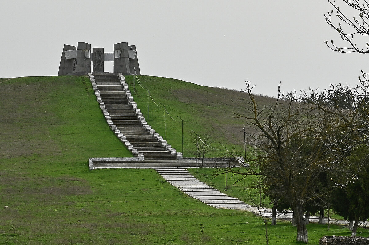Высокий курган, увенчанный уникальным памятником, молчаливо повествует о доблести девяти непокорённых героев