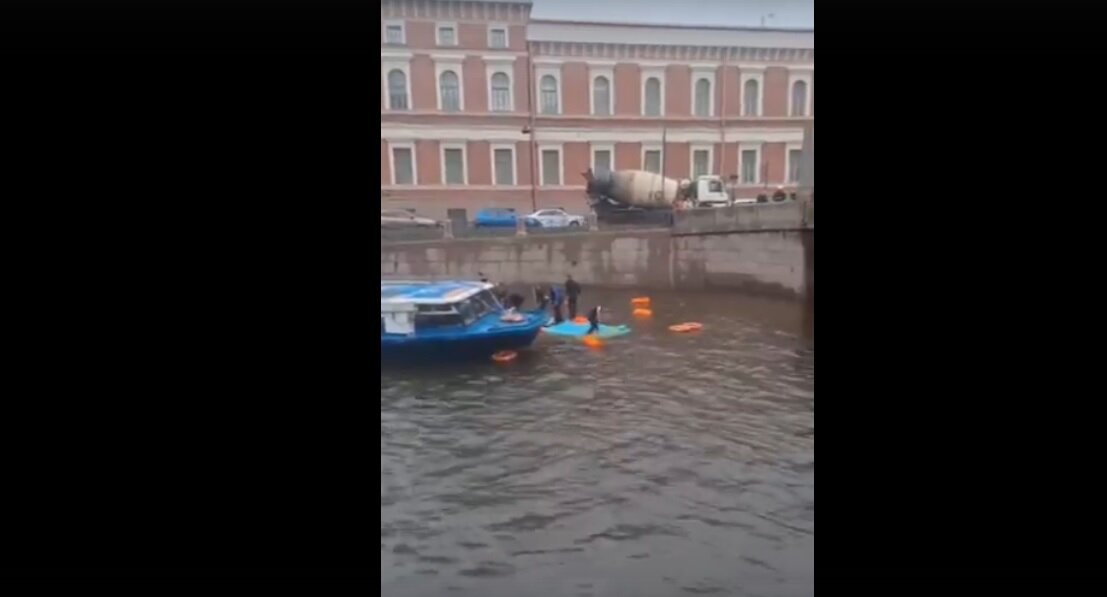 Санкт петербург автобус упал в воду сегодня