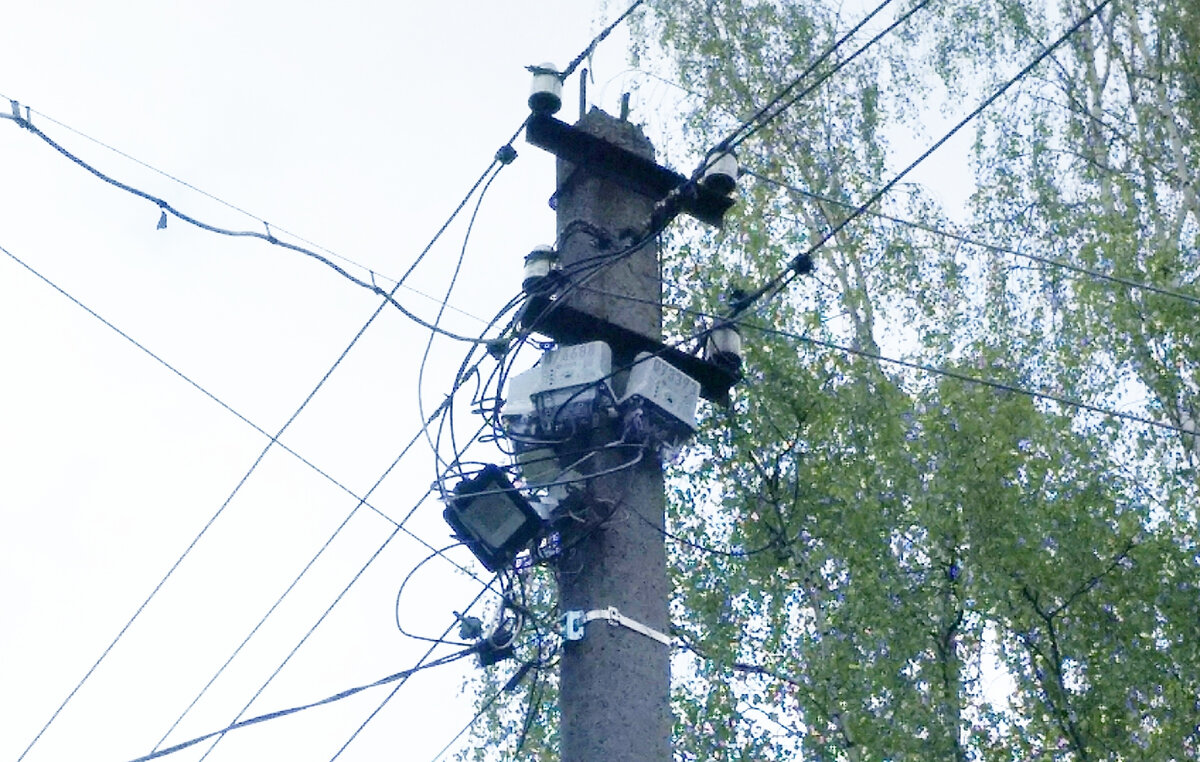 Умные счётчики на столбе. Фото автора.