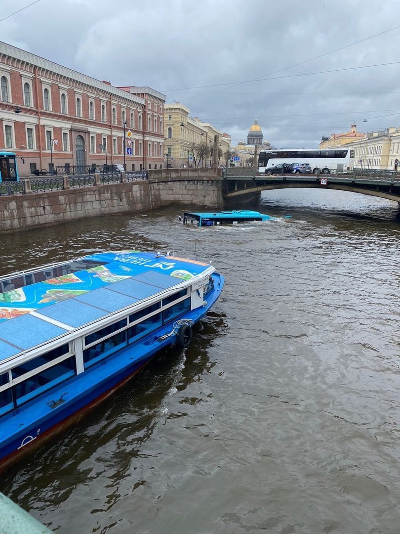 Сорвался в Мойку: в Питере автобус вместе с пассажирами упал с моста |  Царьград. Юг | Дзен