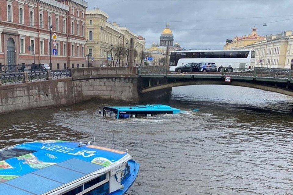    Собрали все, что известно о рухнувшем в Мойку автобусе. Фото: vk.com/spb_today