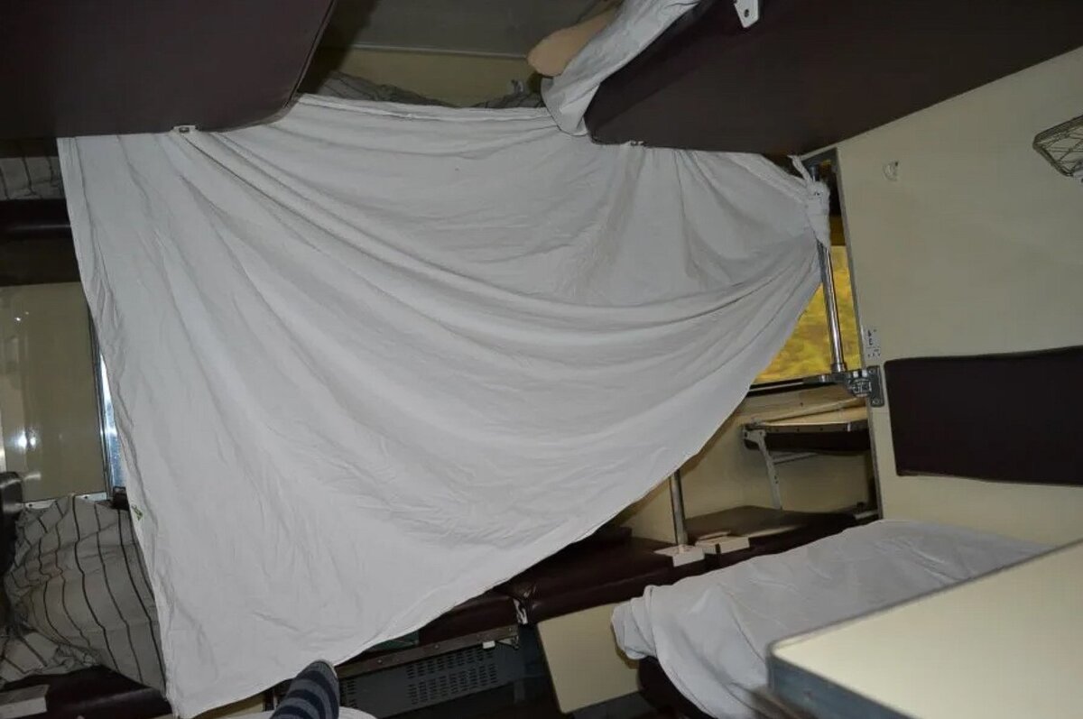 И такие самодельные загородки, бывает, сооружают пассажиры