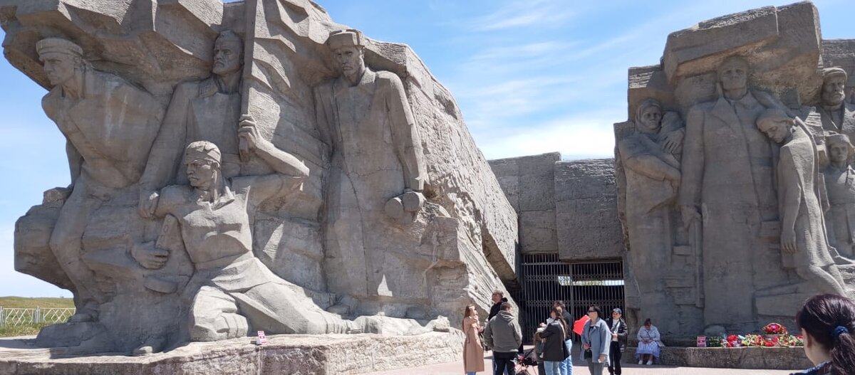 У входа в Аджимушкайские каменоломни, 9 мая 2024 года.