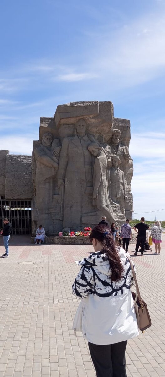 В этих каменоломнях скрывались от немцев не только советские воины, но и мирные граждане с детьми. Пожилая продавщица сувениров рассказала, что здесь умер ее четырехлетний двоюродный брат от воспаления лёгких, прятавшийся  в темном и холодном подземелье от немцев вместе с родителями.