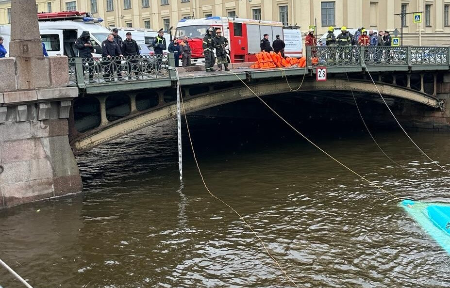 Еще одно уголовное дело возбуждено после падения в реку автобуса в Петербурге