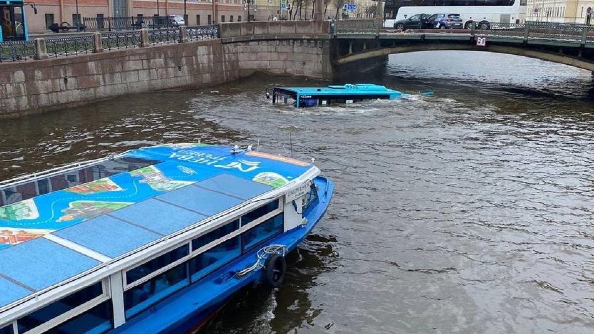 Трагедия на Поцелуевом мосту: транспорт должен быть муниципальным, без  всяких перевозчиков, и водителей-мигрантов там быть не должно | Анастасия  Миронова | Дзен