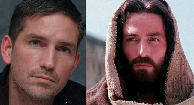 Актёр Джеймс Кэвизел (на фото слева) в роли Иисуса Христа (справа) в фильме «Страсти Христовы» (2004 г., режиссёр Мел Гибсон).