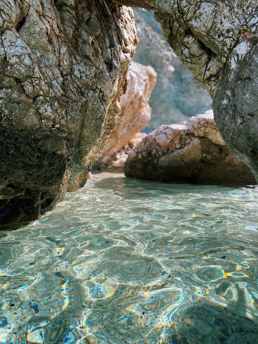 прозрачная вода между камне на острове Сулуада