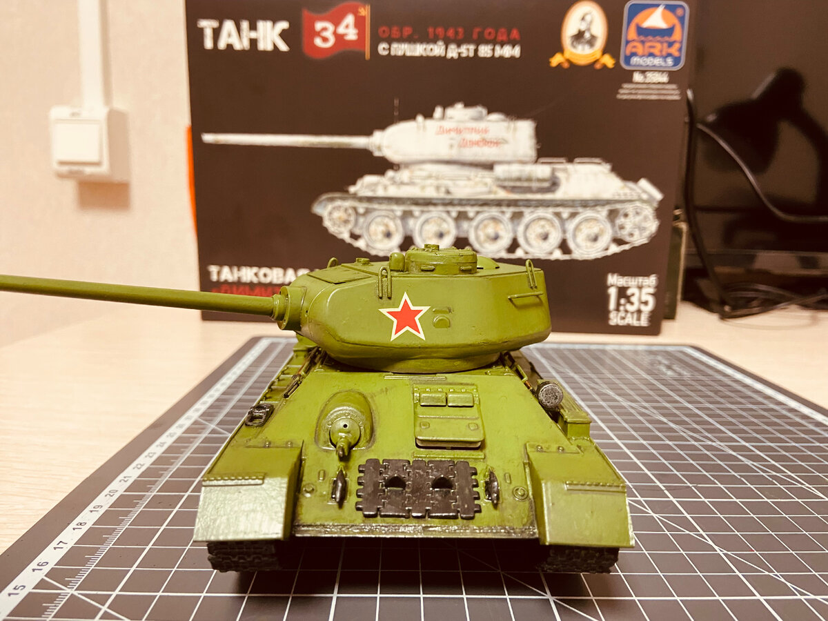 Стендовая модель танка Т-34-85 с пушкой Д-5Т из танковой колонны "Дмитрий Донской". Масштаб 1/35. Производитель - ARK Models. Заказчик - для детского сада в групповой музей.  Фото из личного архива автора, 2023 год