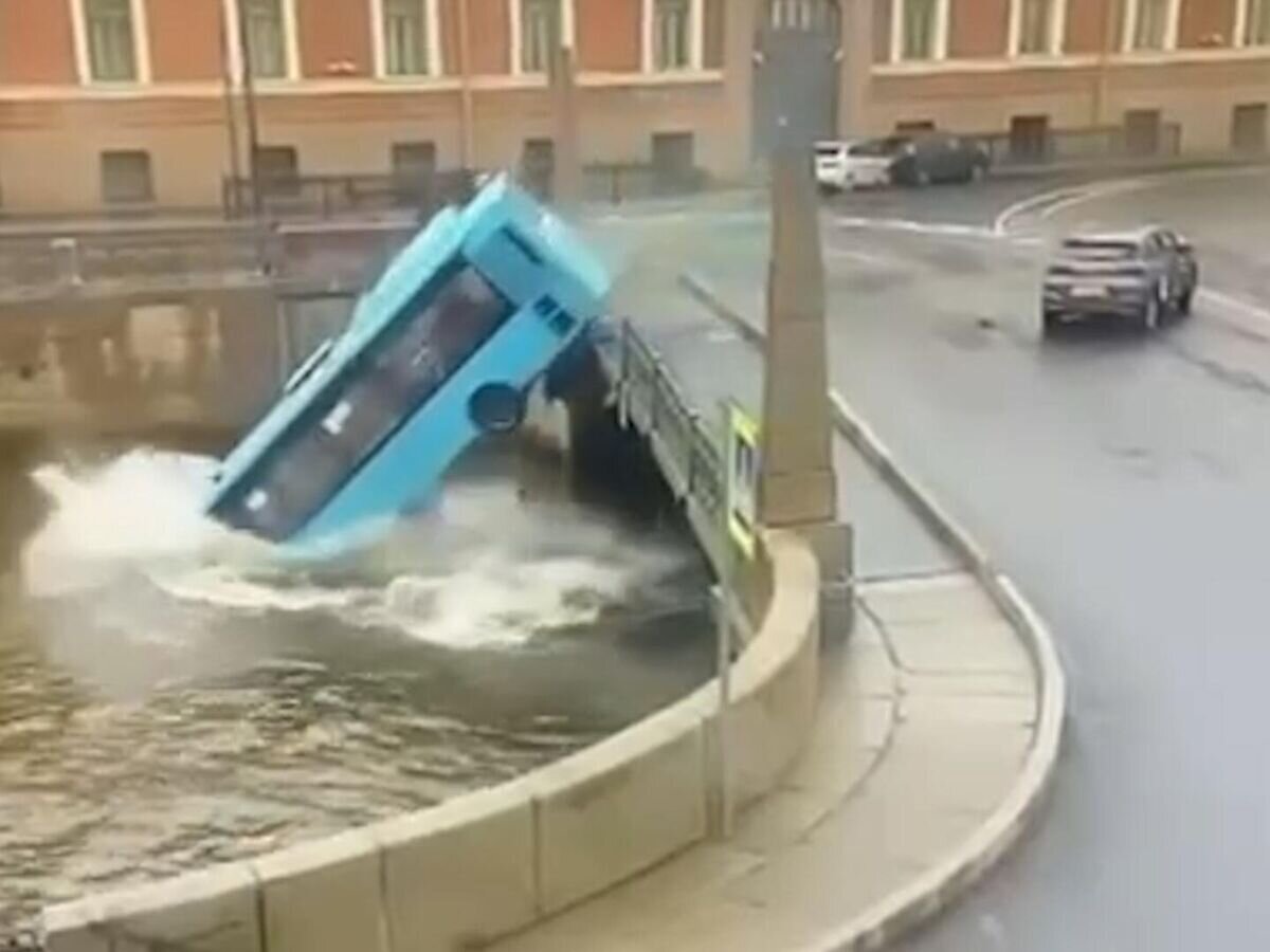    Момент падения автобуса в реку в Санкт-Петербурге© МЧС РФ/Камера видеонаблюдения