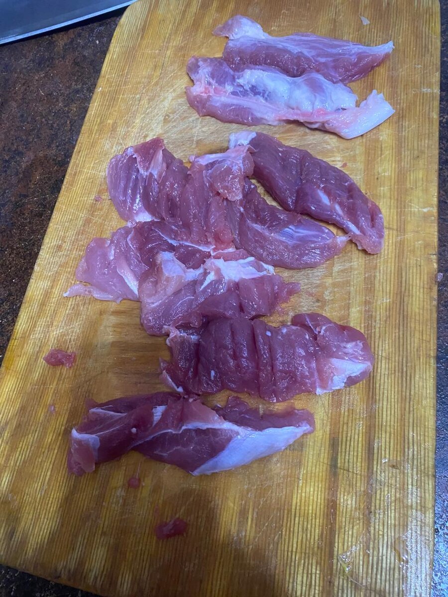 Вырезанное мясо отбиваем и складываем в миску.