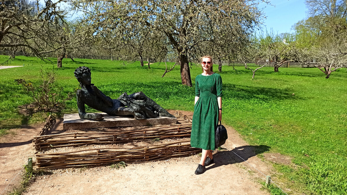 Такой памятник поэту расположен на входе в усадьбу