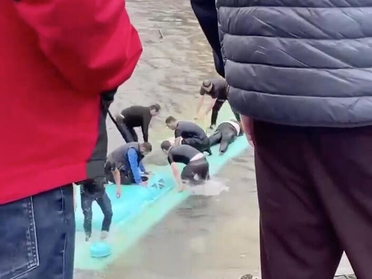    Автобус пробил ограду моста и упал в реку Мойку после столкновения с автомобилем в Санкт-Петербурге© Кадр видео очевидца