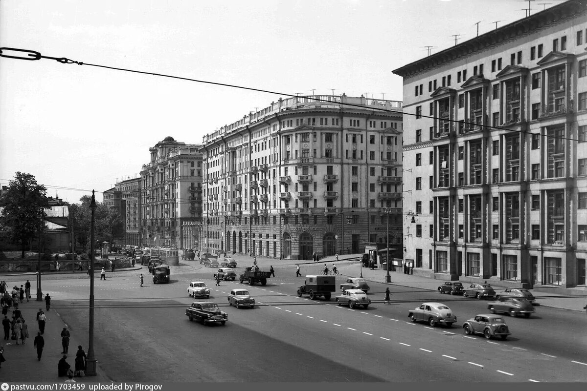 Справа видно часть жилого дома №38-40. Трамвайных путей на улице Воронцово Поле уже нет, 1953. Фото Н.С. Грановского, с сайта www.pastvu.com. 