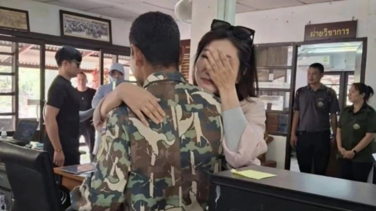    Ван обнимает одного из спасателей, которые помогли ей в 2019 году. Фото: World Journal