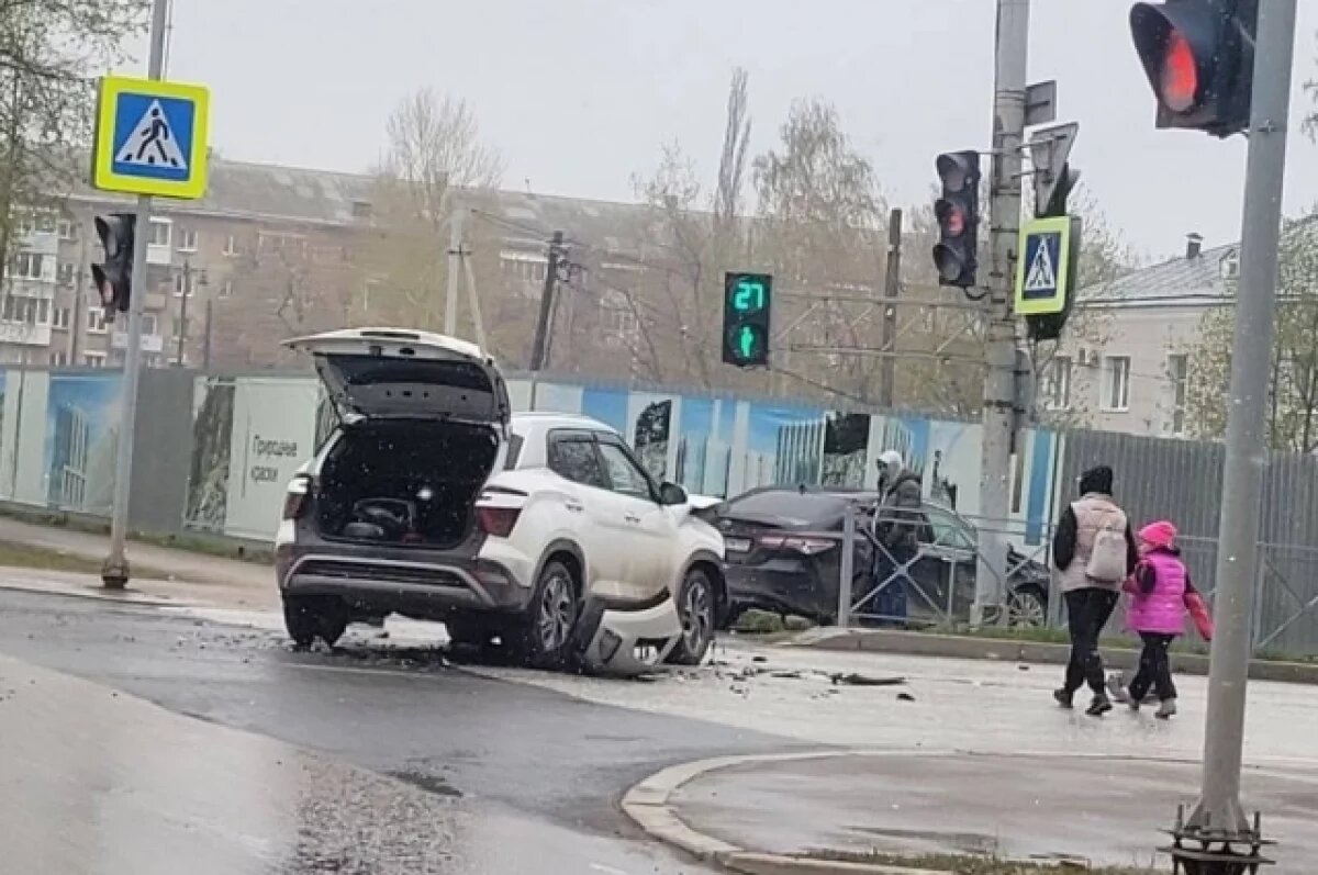 В центре Перми внедорожник влетел в легковую машину, выбив её на тротуар |  АиФ–Пермь | Дзен