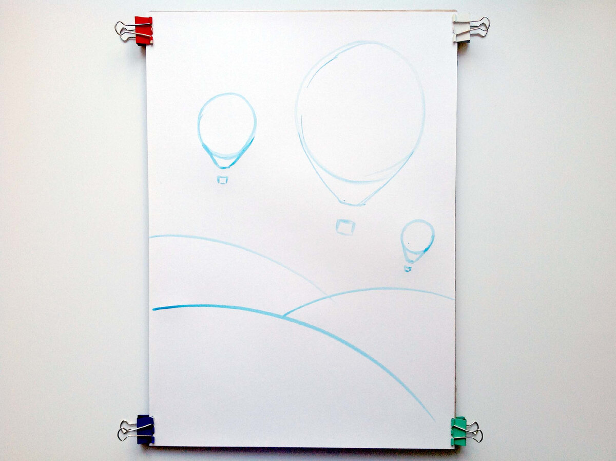 Кистью не большого размера намечаем композицию рисунка. Цвет можно выбрать любой, который в большей степени будет присутствовать в рисунке. Так как в этом рисунке небо будет занимать достаточно большой объем  в композиции, я выбираю голубой цвет. Не советую использовать черный или серый цвета , так как при рисовании, последующие цвета, смешиваясь с серым или черным контуром, могут приобретать грязные сероватые оттенки. Этому способствует свойство гуаши – смешиваться при наложении одного цвета краски  на другой. Тоже самое можно сделать при помощи простого карандаша и ластика,  если вы не уверены в точности нанесения рисунка на бумагу.  Чтобы точно передать форму воздушного шара  делаем  анализ фигуры шара. Шар похож на каплю , в основе которой геометрическая фигура  - круг. Поэтому сначала намечаем три круга разного размера, показывая  ближний и дальний планы, а затем к кругу дорисовываем кончик , похожий на треугольник.
