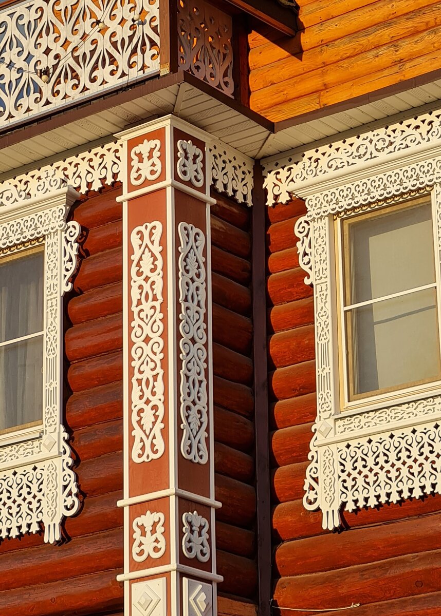 сверху прибоины (пилястры) виден зазор, куда залетают ласточки